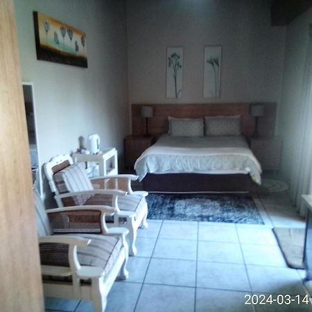 12 On Vaal Drive Guesthouse Vanderbijlpark Bagian luar foto