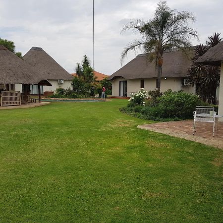 12 On Vaal Drive Guesthouse Vanderbijlpark Bagian luar foto
