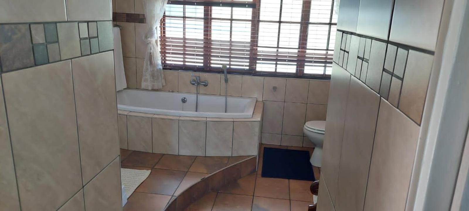 12 On Vaal Drive Guesthouse Vanderbijlpark Bagian luar foto