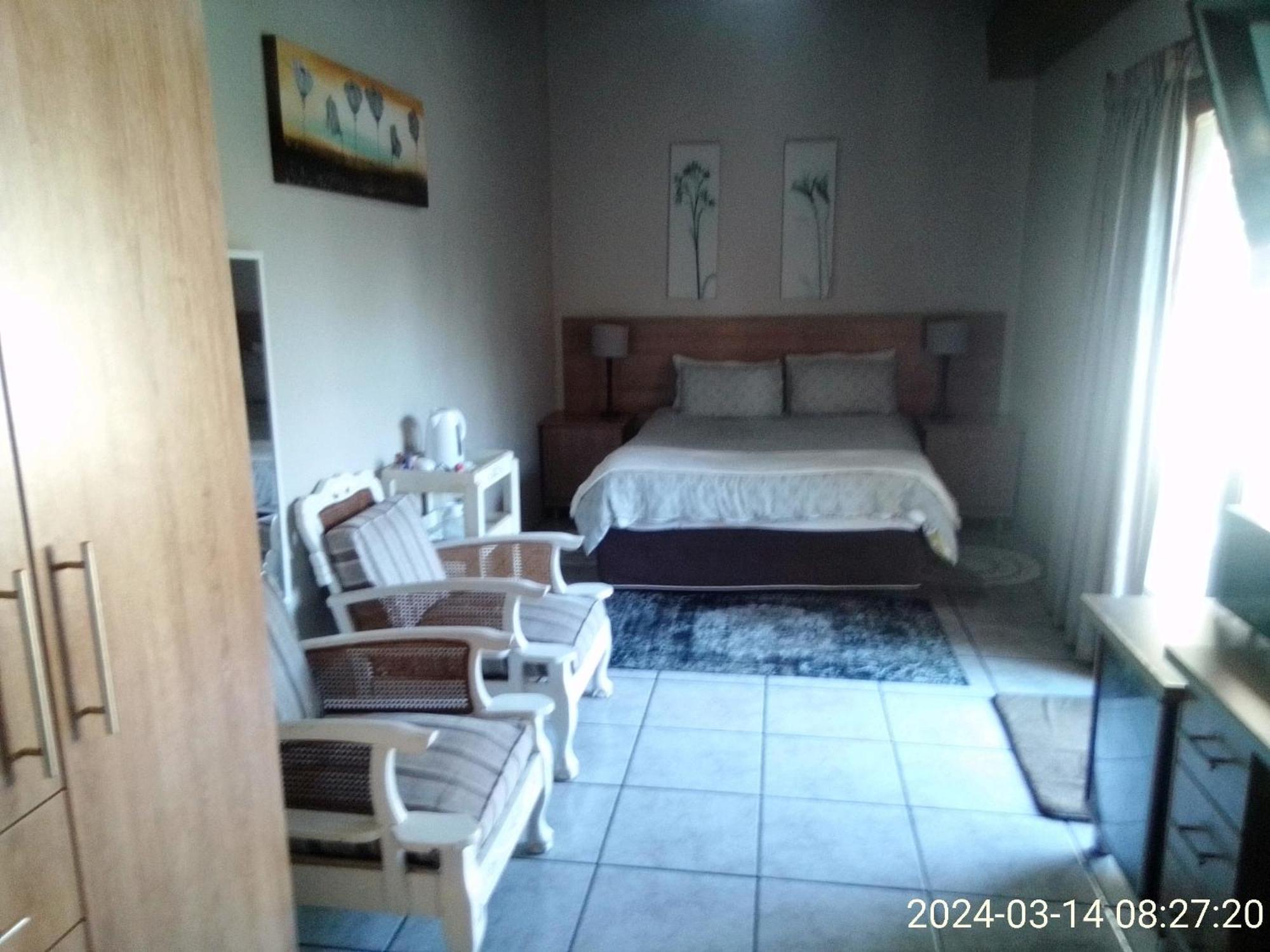 12 On Vaal Drive Guesthouse Vanderbijlpark Bagian luar foto
