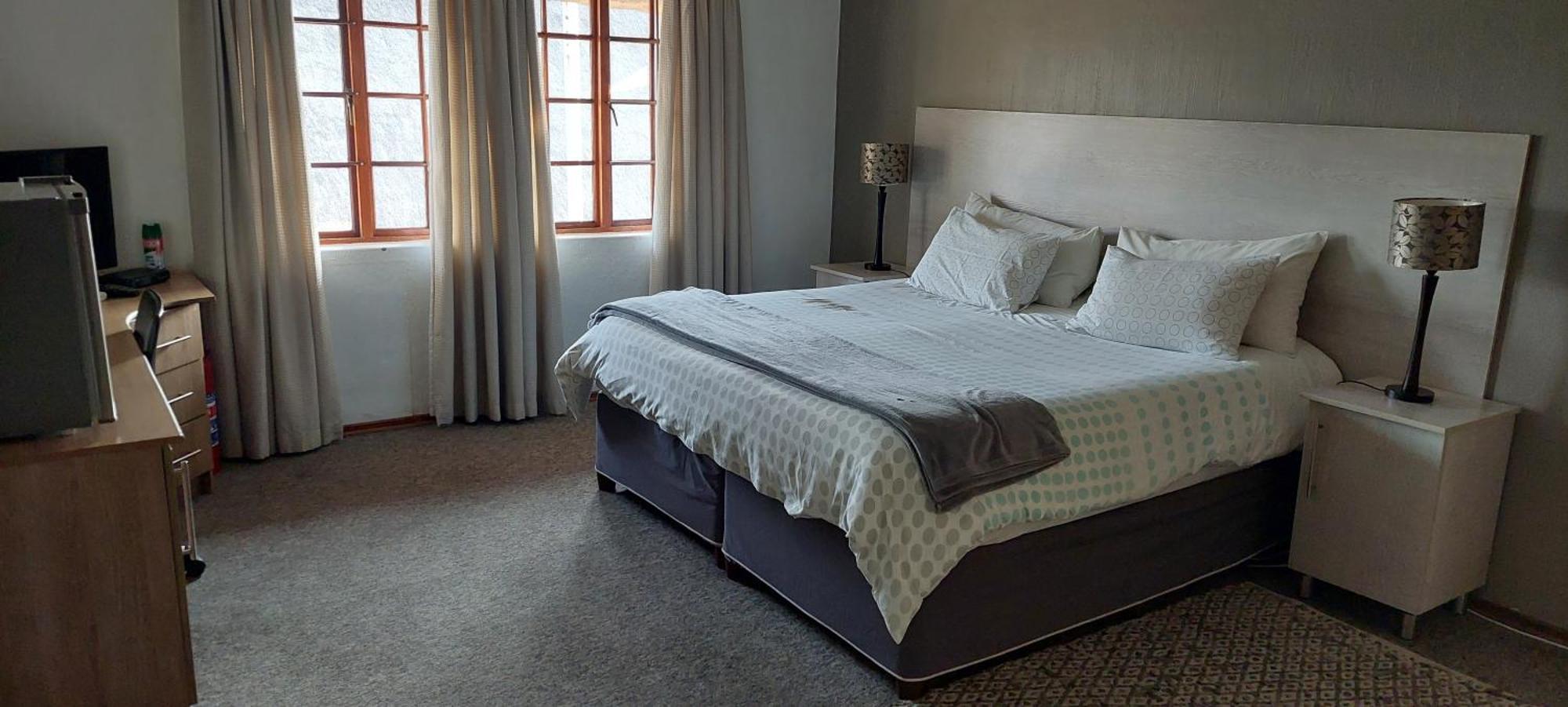 12 On Vaal Drive Guesthouse Vanderbijlpark Bagian luar foto