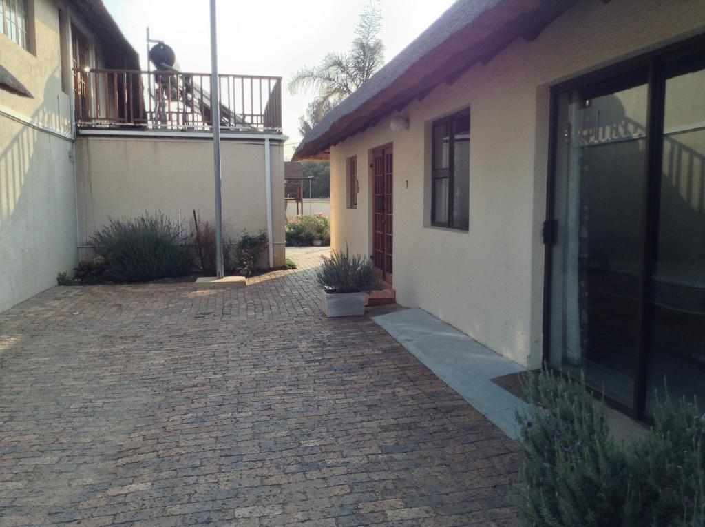 12 On Vaal Drive Guesthouse Vanderbijlpark Ruang foto