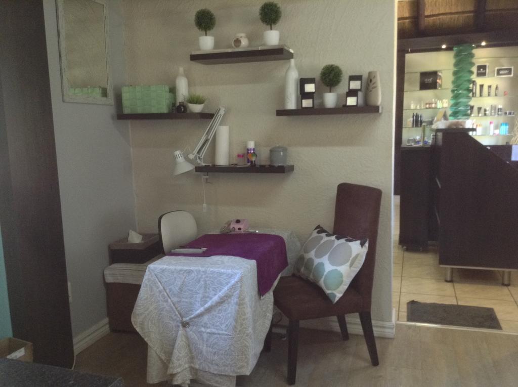12 On Vaal Drive Guesthouse Vanderbijlpark Bagian luar foto