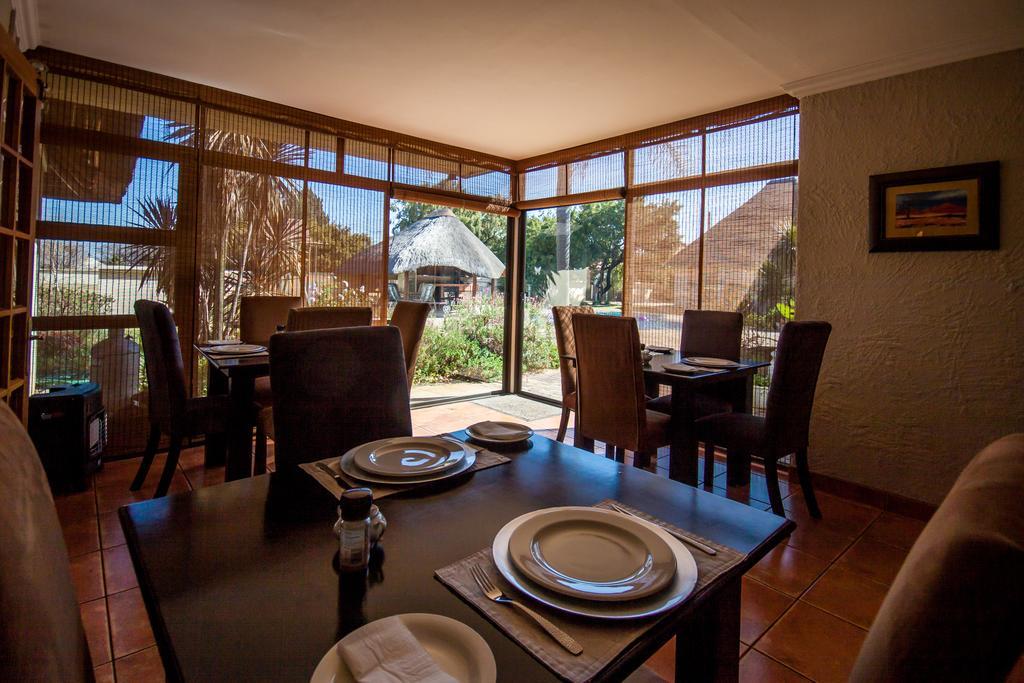 12 On Vaal Drive Guesthouse Vanderbijlpark Bagian luar foto