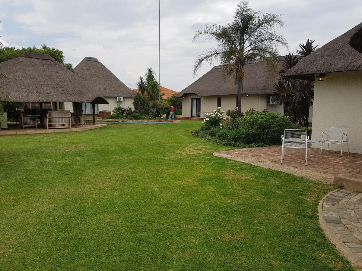 12 On Vaal Drive Guesthouse Vanderbijlpark Bagian luar foto