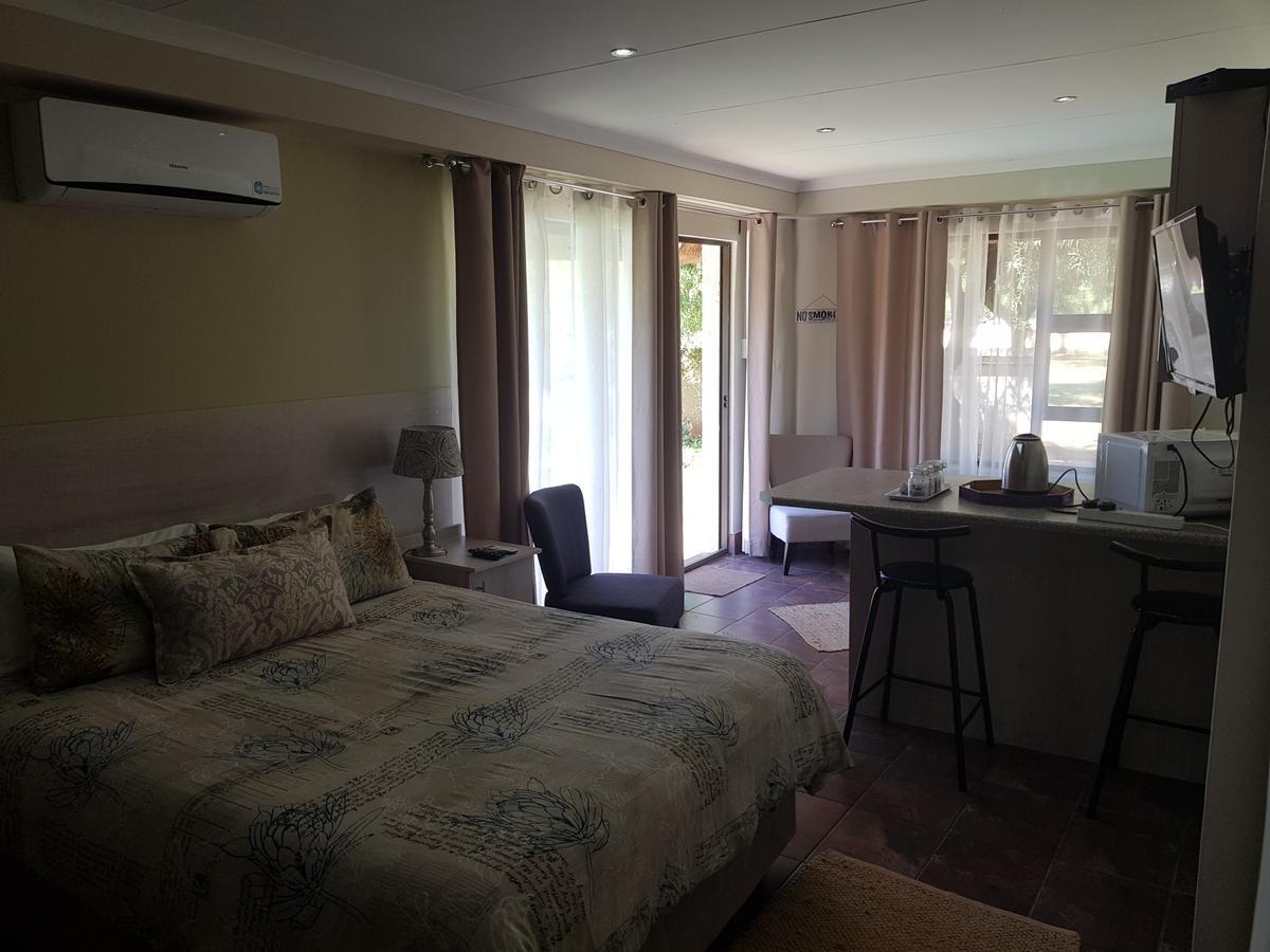12 On Vaal Drive Guesthouse Vanderbijlpark Bagian luar foto