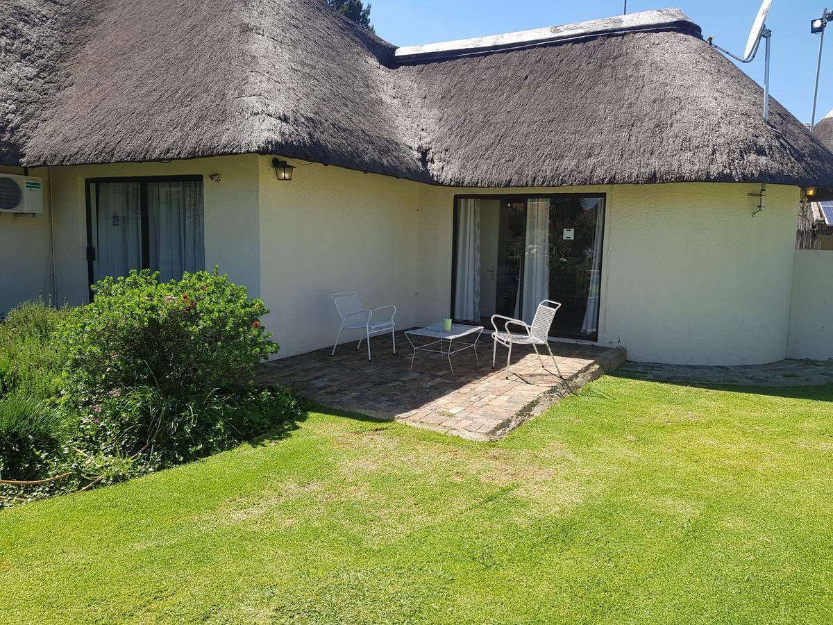 12 On Vaal Drive Guesthouse Vanderbijlpark Bagian luar foto