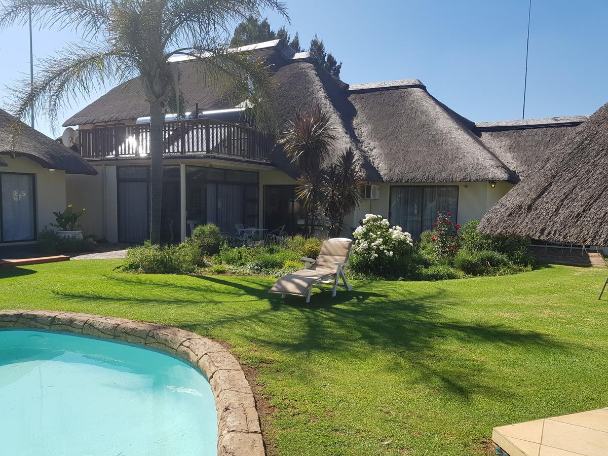 12 On Vaal Drive Guesthouse Vanderbijlpark Bagian luar foto