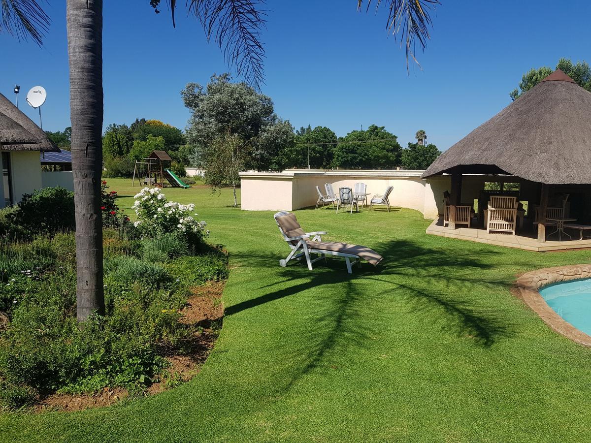 12 On Vaal Drive Guesthouse Vanderbijlpark Bagian luar foto