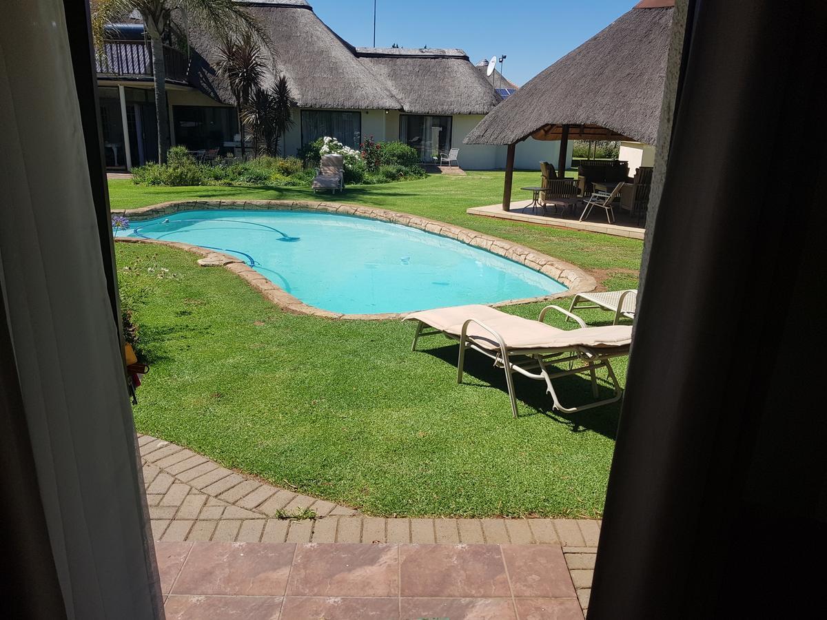 12 On Vaal Drive Guesthouse Vanderbijlpark Bagian luar foto