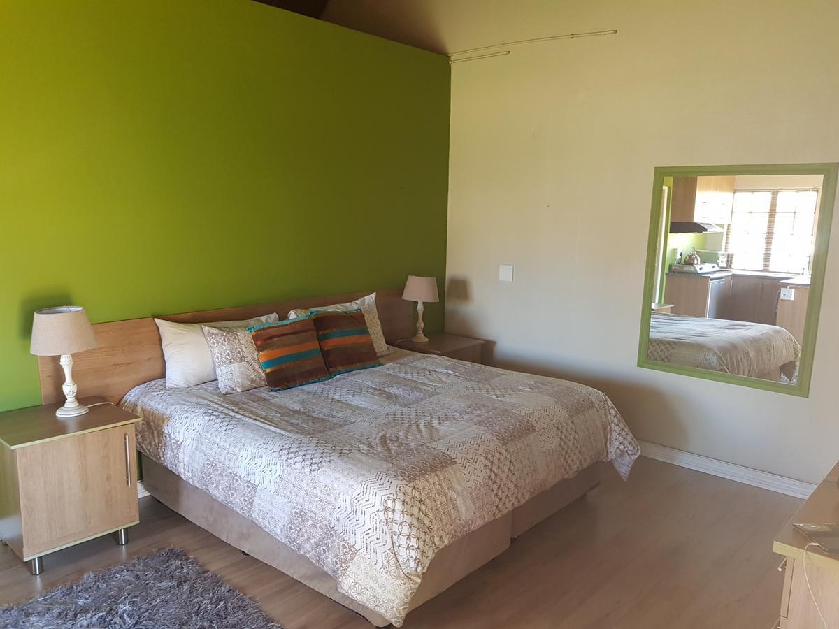 12 On Vaal Drive Guesthouse Vanderbijlpark Bagian luar foto