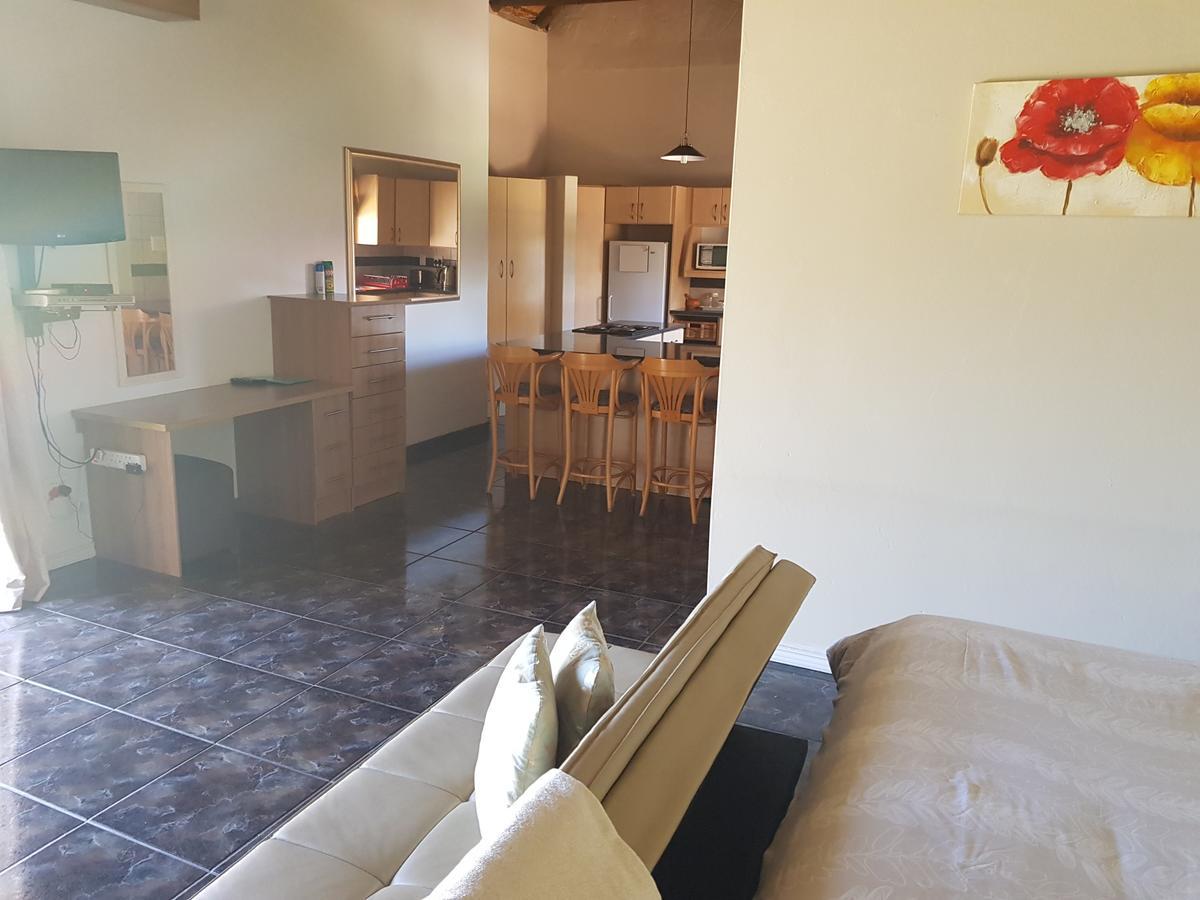 12 On Vaal Drive Guesthouse Vanderbijlpark Bagian luar foto