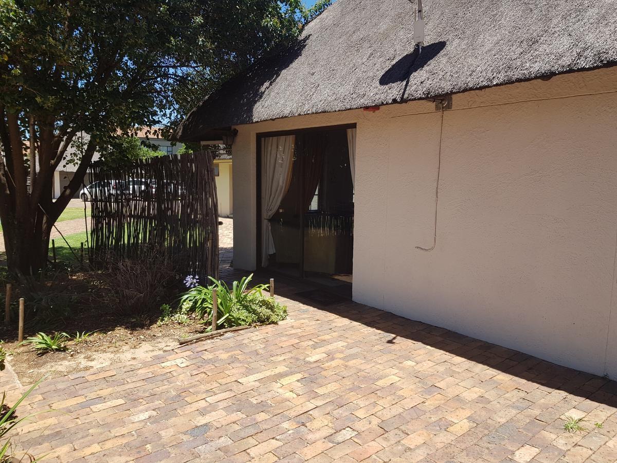 12 On Vaal Drive Guesthouse Vanderbijlpark Bagian luar foto