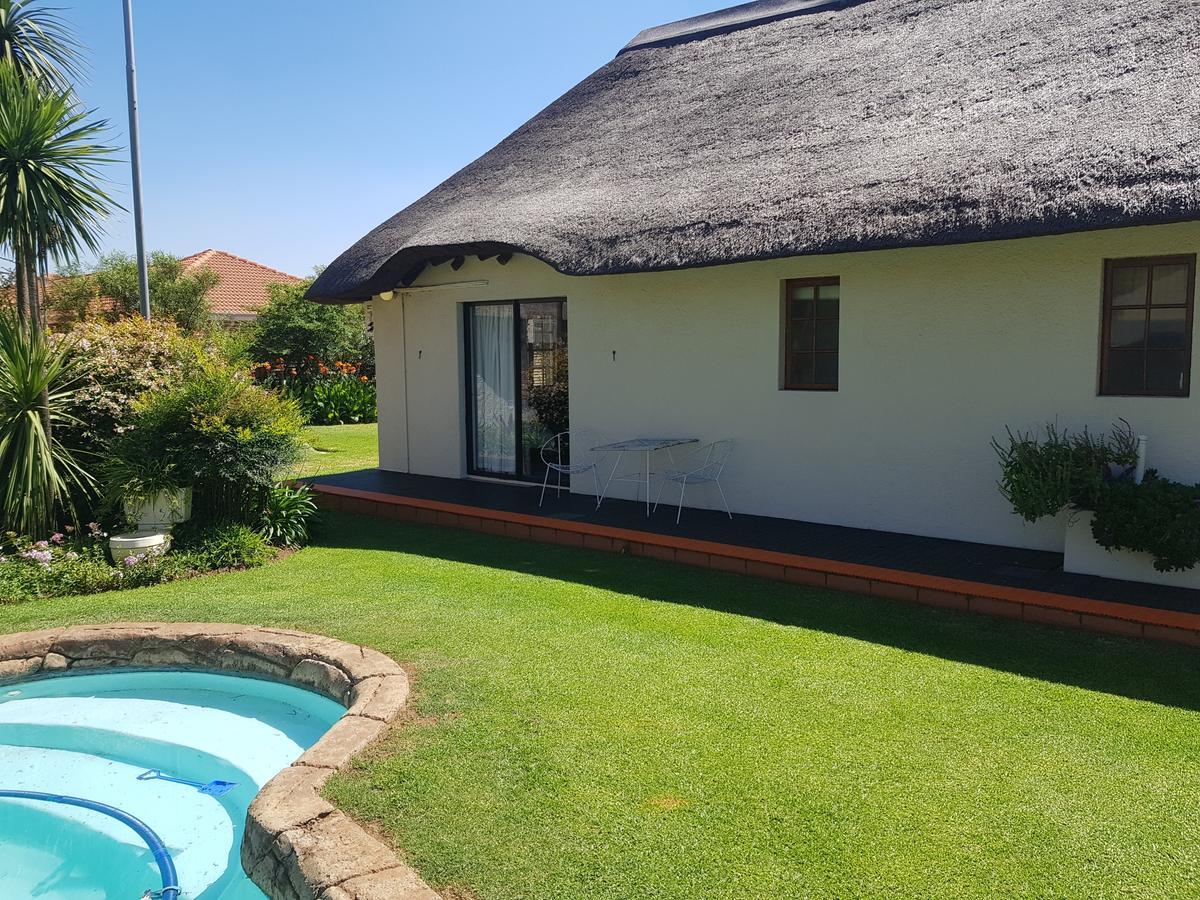12 On Vaal Drive Guesthouse Vanderbijlpark Bagian luar foto