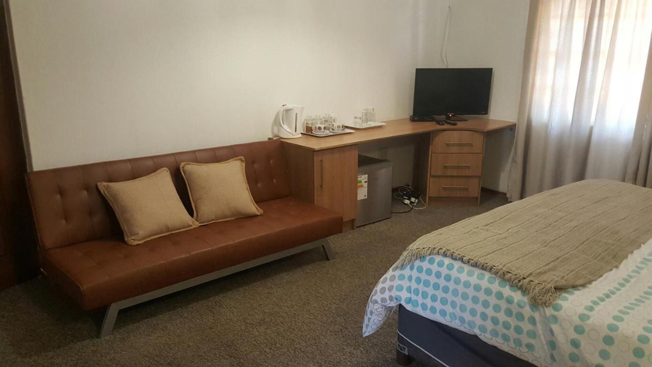 12 On Vaal Drive Guesthouse Vanderbijlpark Bagian luar foto