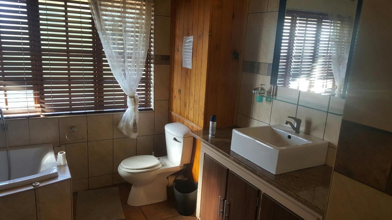 12 On Vaal Drive Guesthouse Vanderbijlpark Bagian luar foto