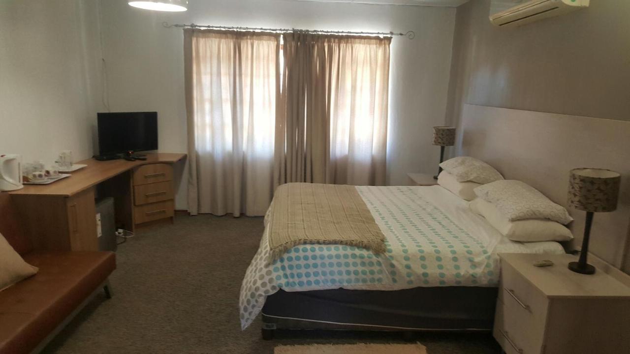 12 On Vaal Drive Guesthouse Vanderbijlpark Bagian luar foto