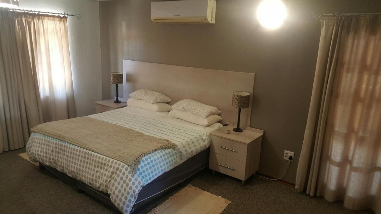 12 On Vaal Drive Guesthouse Vanderbijlpark Bagian luar foto