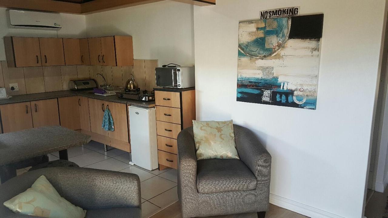 12 On Vaal Drive Guesthouse Vanderbijlpark Bagian luar foto