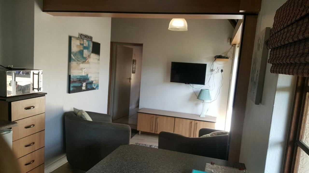 12 On Vaal Drive Guesthouse Vanderbijlpark Bagian luar foto