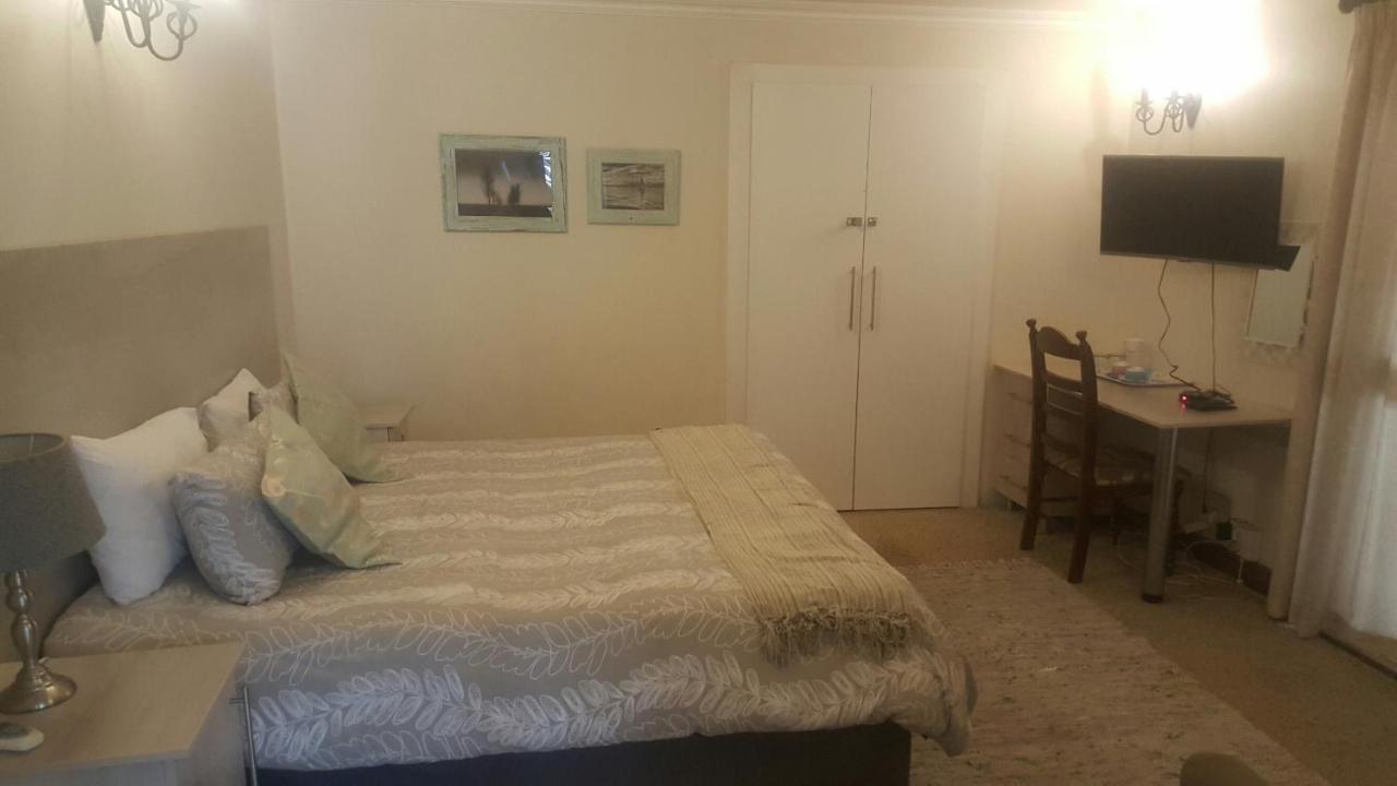 12 On Vaal Drive Guesthouse Vanderbijlpark Bagian luar foto