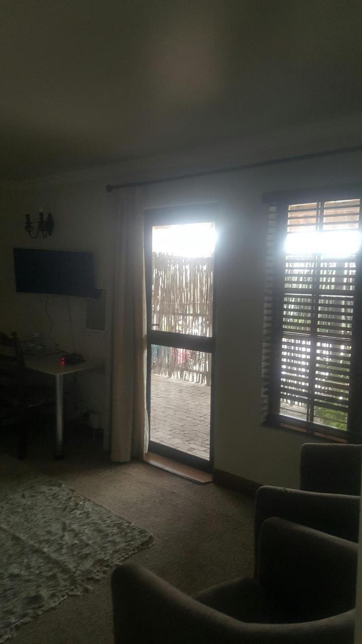 12 On Vaal Drive Guesthouse Vanderbijlpark Bagian luar foto