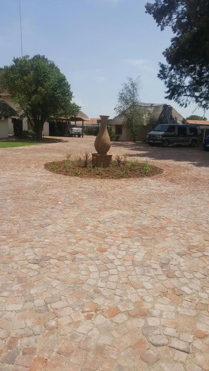 12 On Vaal Drive Guesthouse Vanderbijlpark Bagian luar foto